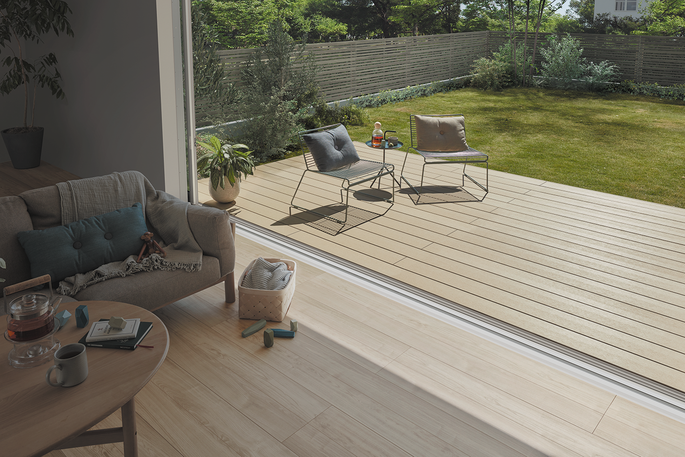 リビングからお庭に広がるデッキ