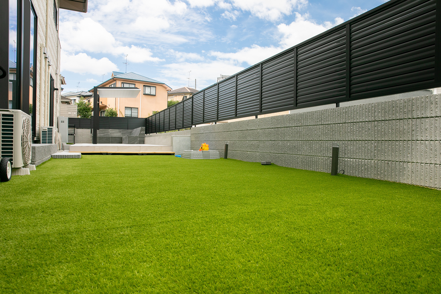 人工芝とタイルデッキ